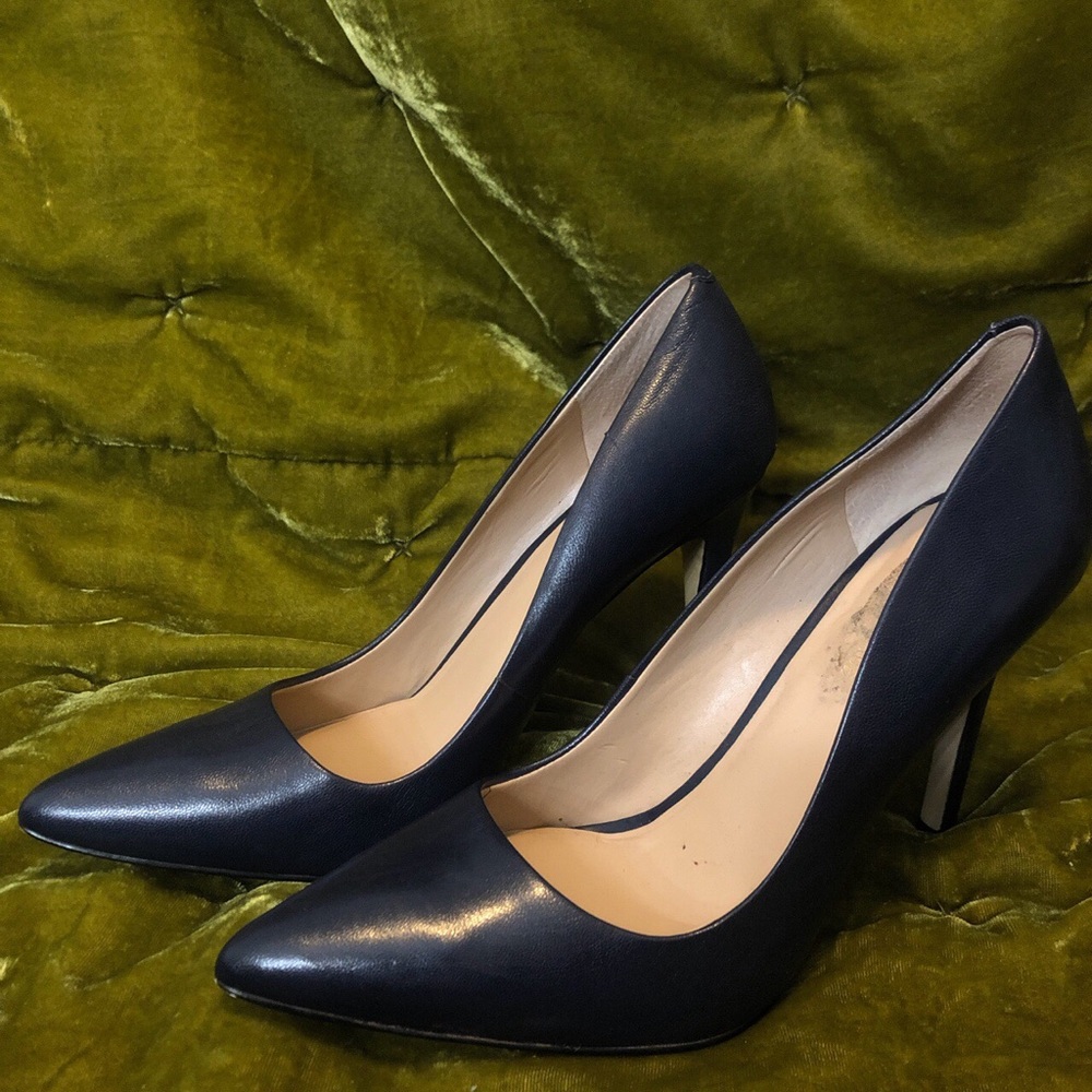 Saks Fifth ave pointed navy heels